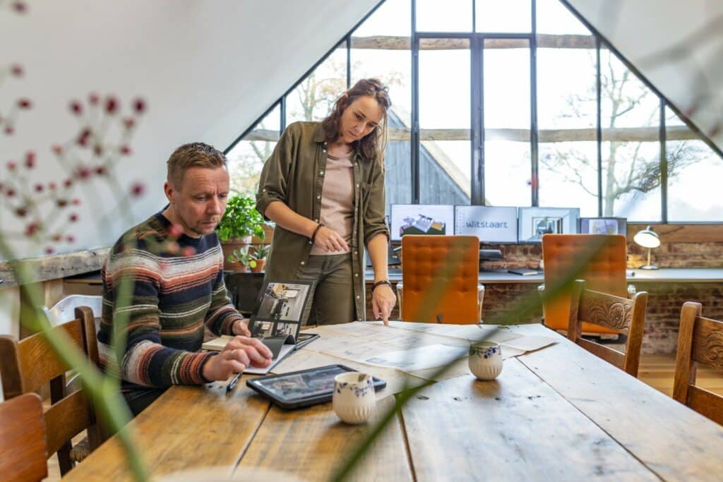 Witstaart-Architectuur-Ester en Wilfred aan oude keukentafel