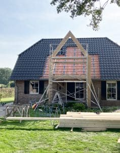 Uitbouw met eikenhouten gebinten kolommen en liggers